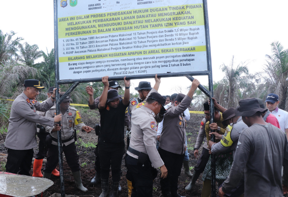 Tindak Lanjut Instruksi Kapolda, Polres Rohil Pasang Plang di Area Eks Karhutla