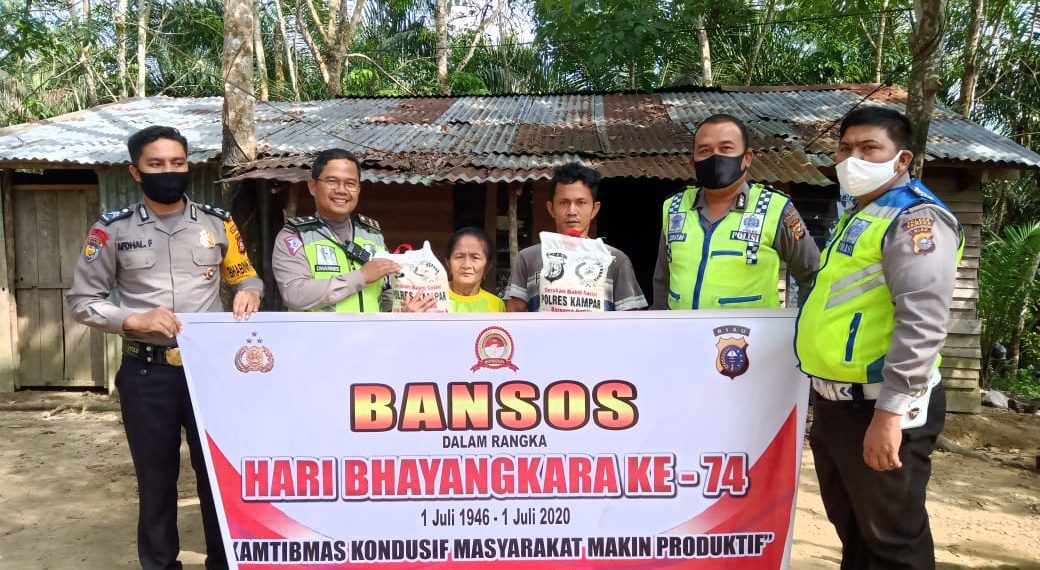 Peringati Hari Bhayangkara ke-74, Polres Kampar Bagikan 78 Karung Beras di 3 Desa