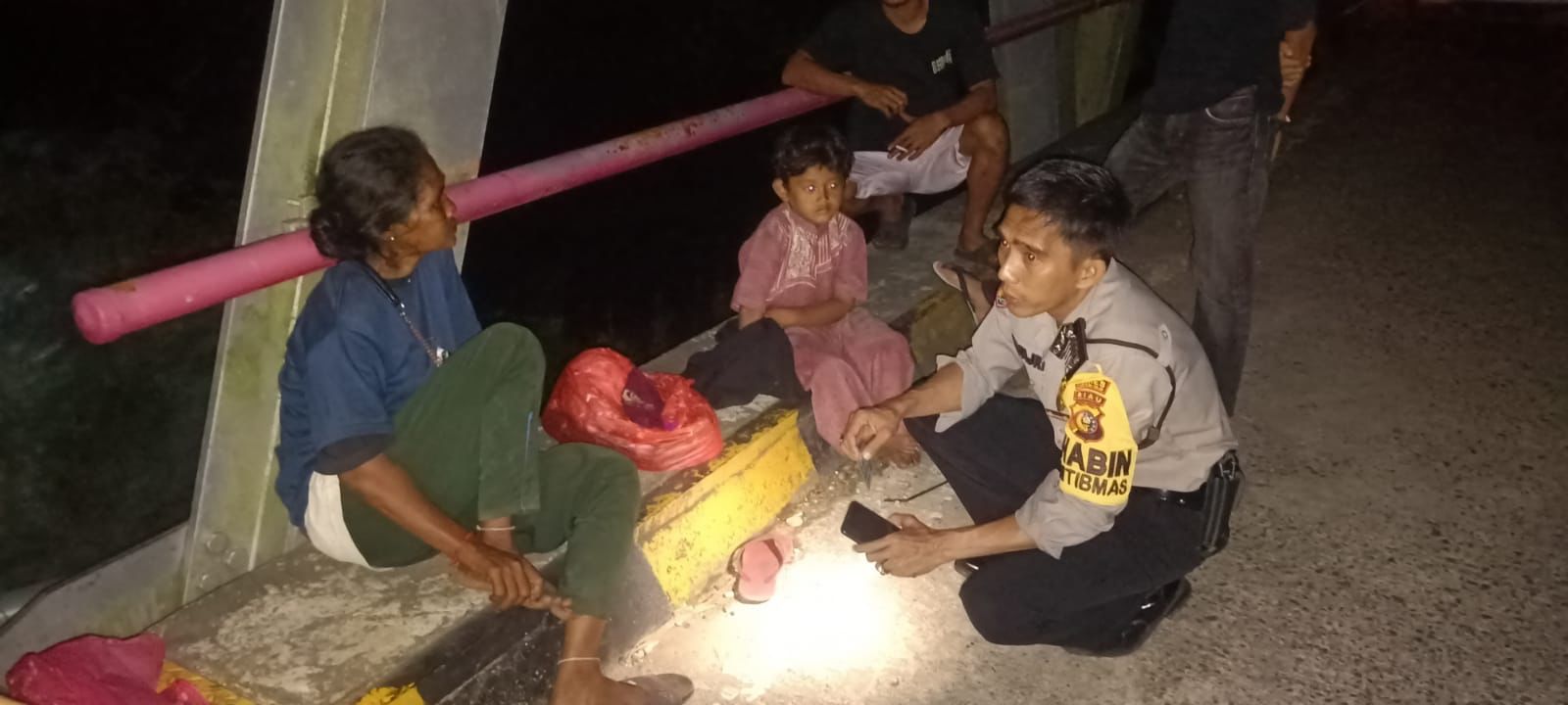 Salut, Kapolsek Tembilahan Hulu Gerak Cepat Bantu Ibu dan Anak yang Terlantar di Jalan