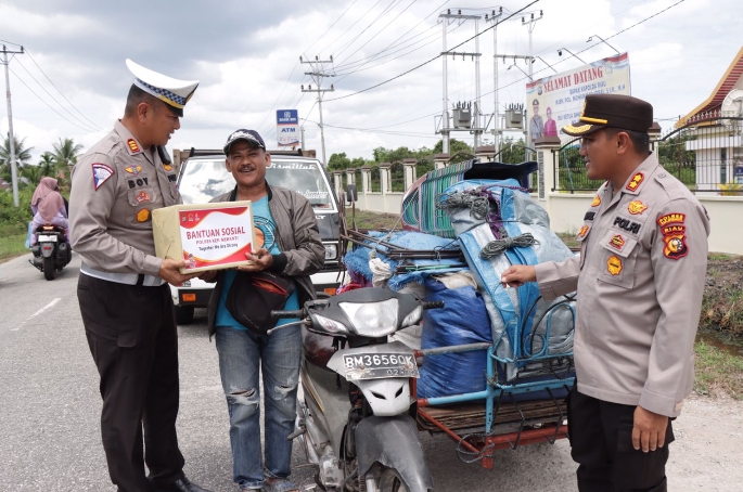 Polres Meranti dan Polsek Jajaran Bagikan Ratusan Paket Sembako