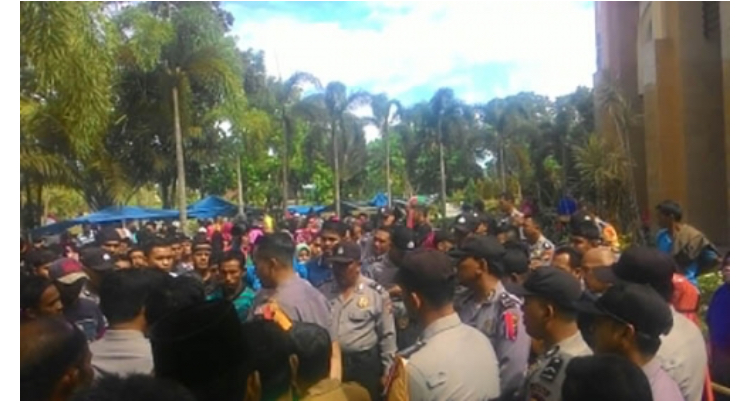 Masyarakat  Koto tidak mau  pulang dari kantor bupati