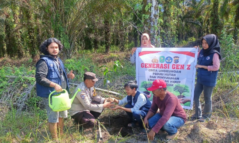 Sosialisasi Green Policing, Polsek Kandis Tanam Pohon Bersama Kepala Kampung dan Mahasiswa