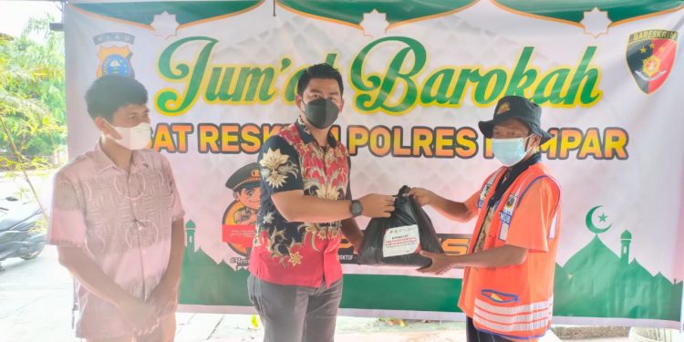 Satreskrim Polres Kampar Hari ini Bagikan Sembako dan Makan Siang Gratis Untuk Warga