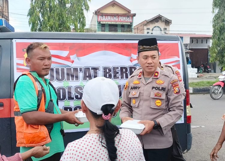 Jumat Berbagi bersama Petugas Parkir dan pedagang Kaki lima