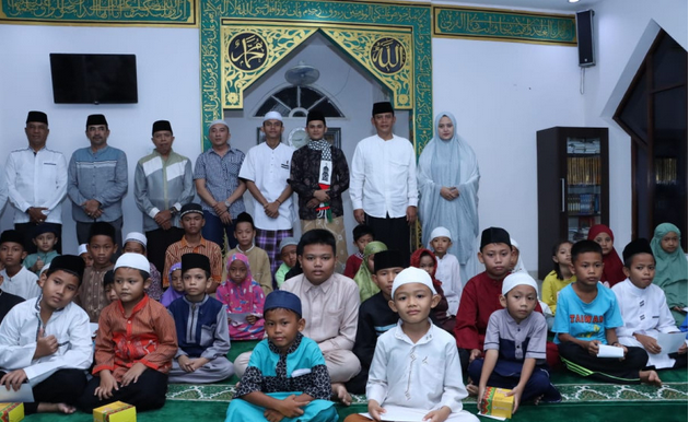 Polres Inhil Sholat Tarawih Sekaligus Santuni Anak Yatim