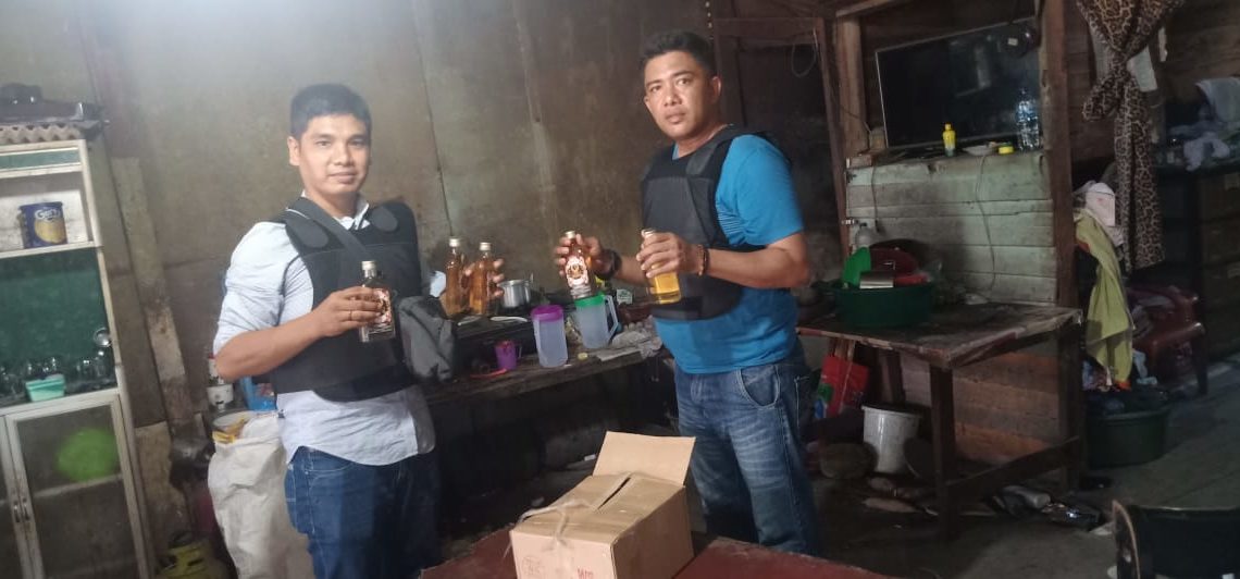 Puluhan Botol Miras dan 1 Jerigen Tuak Diamankan Polsek Tambang