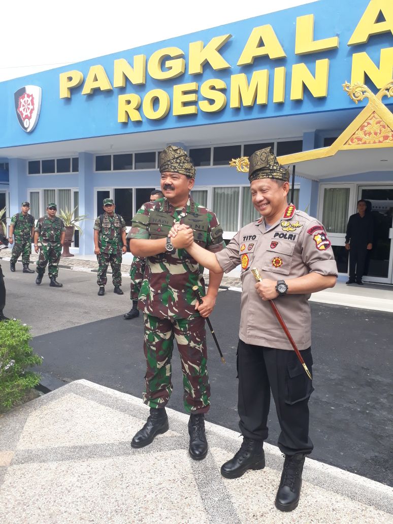 Pejabat Utama TNI/Polri di Provinsi Riau Sambut Panglima / Kapolri di Lanud Rusmin Nurjadin