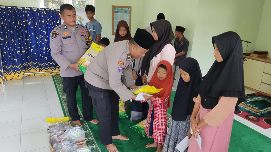 Berkah Ramadhan, Polsek Lirik Berbagi Bersama Anak Yatim