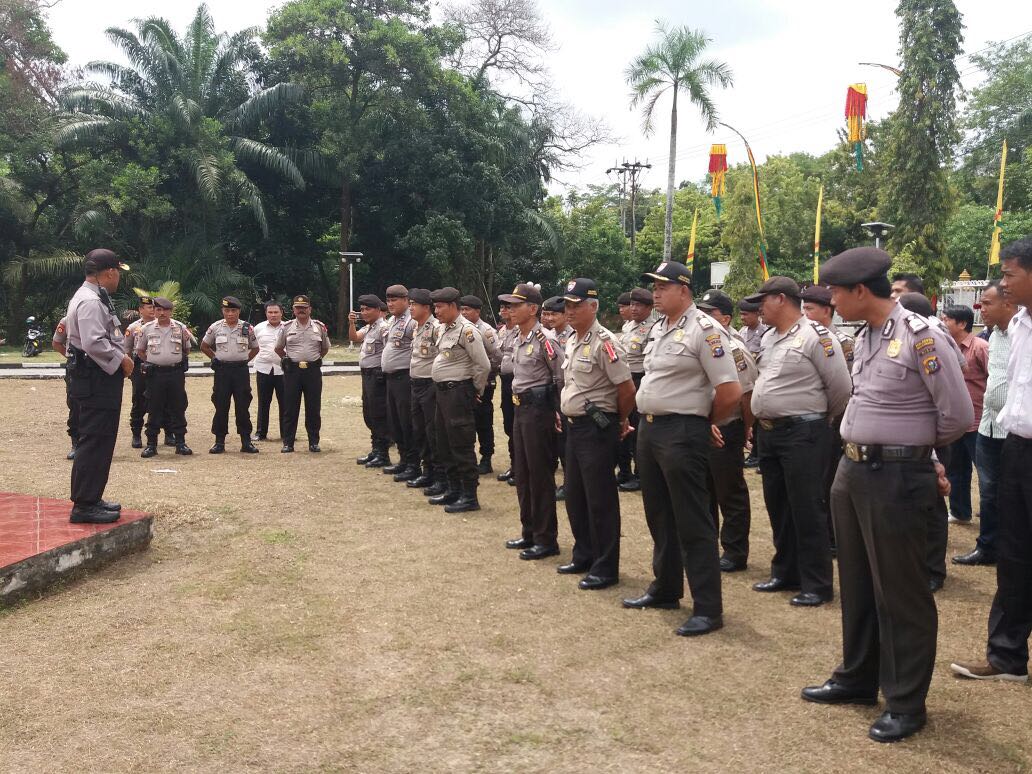 Ratusan Personil Polresta Pekanbaru Lakukan Pengamanan  Penganugrahan Gelar Kehormatan Adat UAS