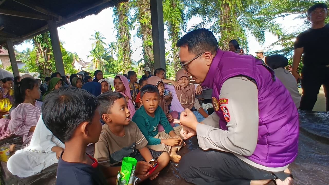 Tim Trauma Healing Mabes Polri turun ke Palembayan, Agam, untuk membantu memulihkan korban pascabencana
