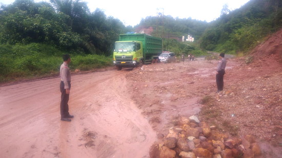 Longsor di Jalan Lintas Riau-Sumbar, Polsek XIII Koto Kampar Lakukan Sistem Buka Tutup Jalan 