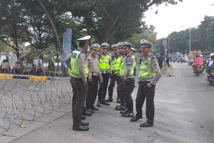 Polisi Amankan Unjuk Rasa di Kantor DPRD Riau