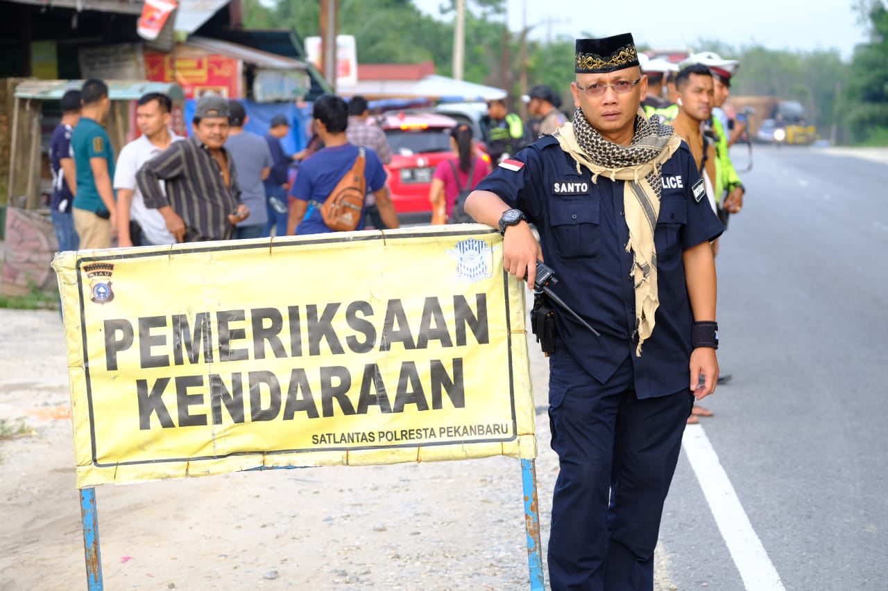 Kapolresta Pekanbaru Pimpin Pemeriksaan Pintu Masuk Kota Pekanbaru Pasca Kaburnya Napi Rutan Siak