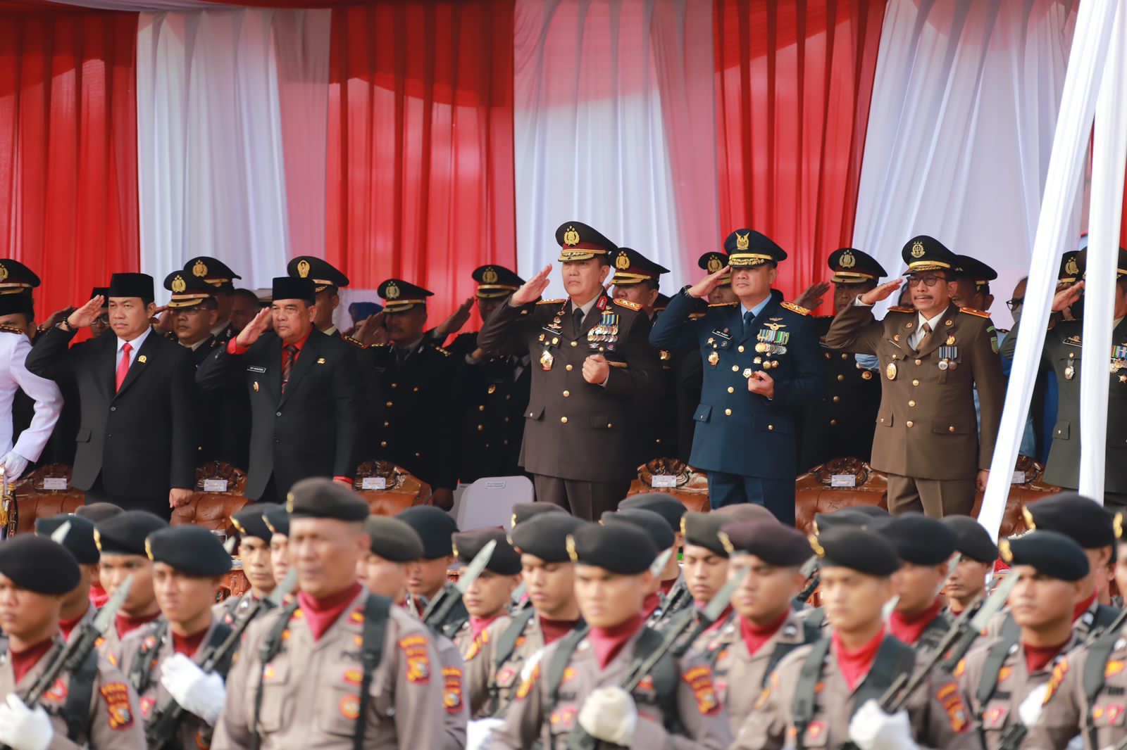 Kapolda Riau Pada Puncak Hari Bhayangkara : Polisi Harus Bisa Menjadi Sahabat Masyarakat.