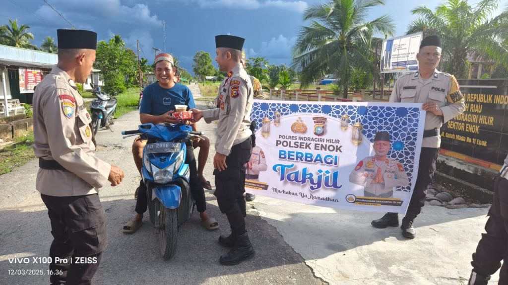 Jelang Waktu Berbuka Puasa, Polsek Enok Tingkatkan Kepedulian dengan berbagi Takjil Kepada Warga masyarakat