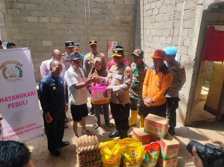Kunjungi Korban Angin Puting Beliung, Kapolres Rohul Berikan Bantuan