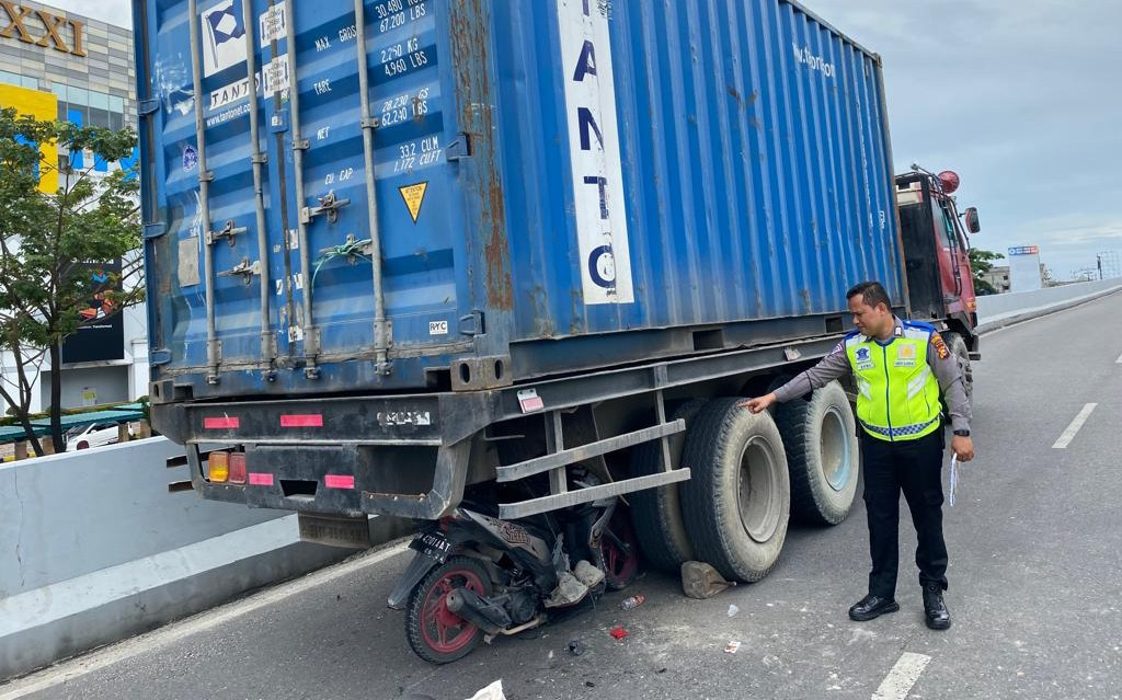 Sopir Truk Nekat Melintasi Jalan Protokol Pekanbaru, Begini Akibatnya