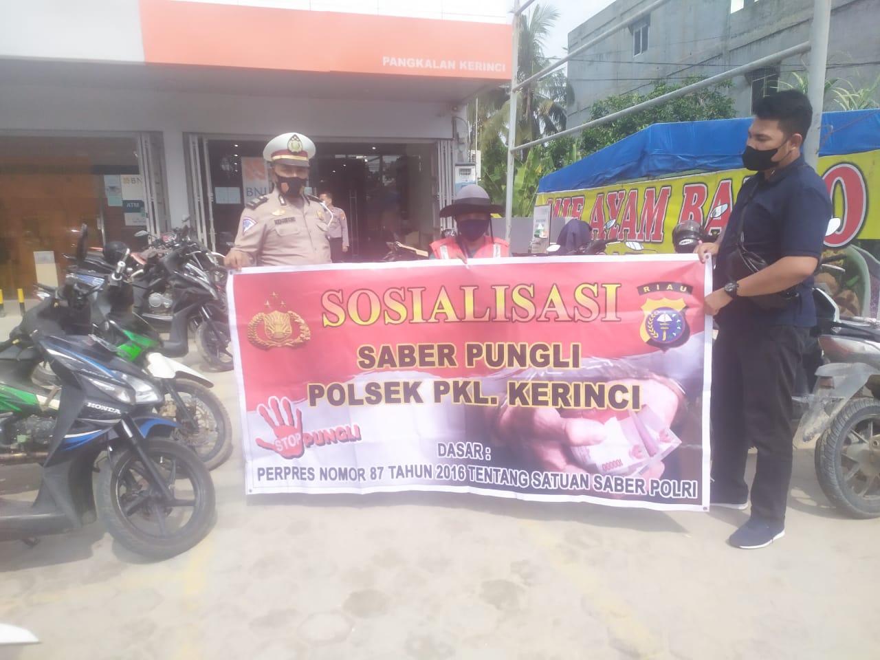 Polsek Pangkalan Kerinci Sosialisasikan Saber Pungli Kepada Petugas Parkir