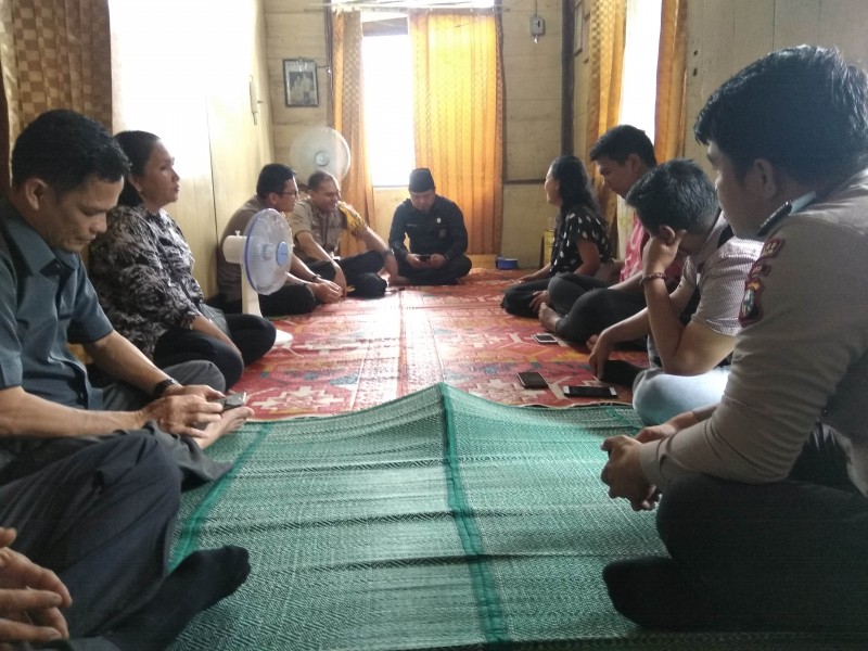 Kapolres Bengkalis Beserta Ketua KPU Kunjungi Rumah Duka Ketua KPPS Yang Meninggal Dunia