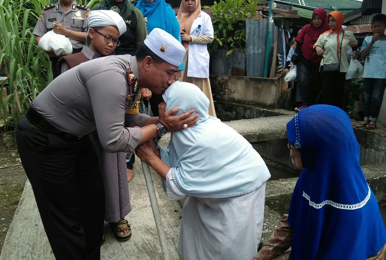 Jumat Barokah Polresta Pekanbaru Sambangi Warga Kurang Mampu daerah Rumbai Pesisir