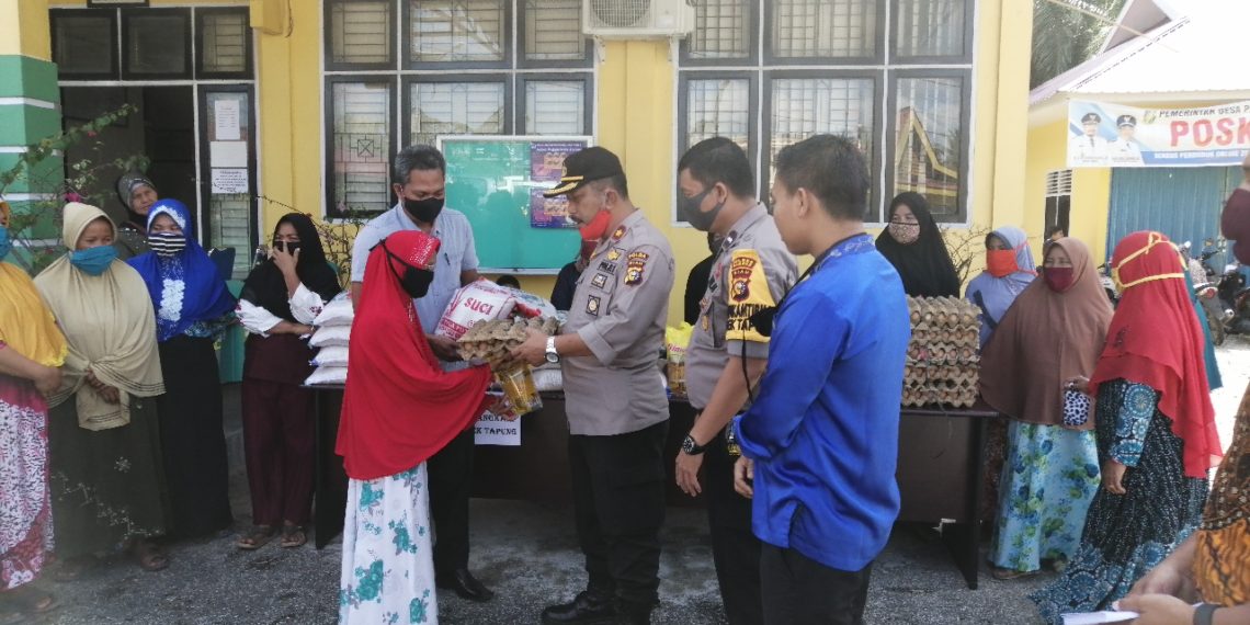 Bakti Sosial Serentak, Kapolsek Tapung Bagikan Paket Sembako Untuk 20 KK di Desa Petapahan