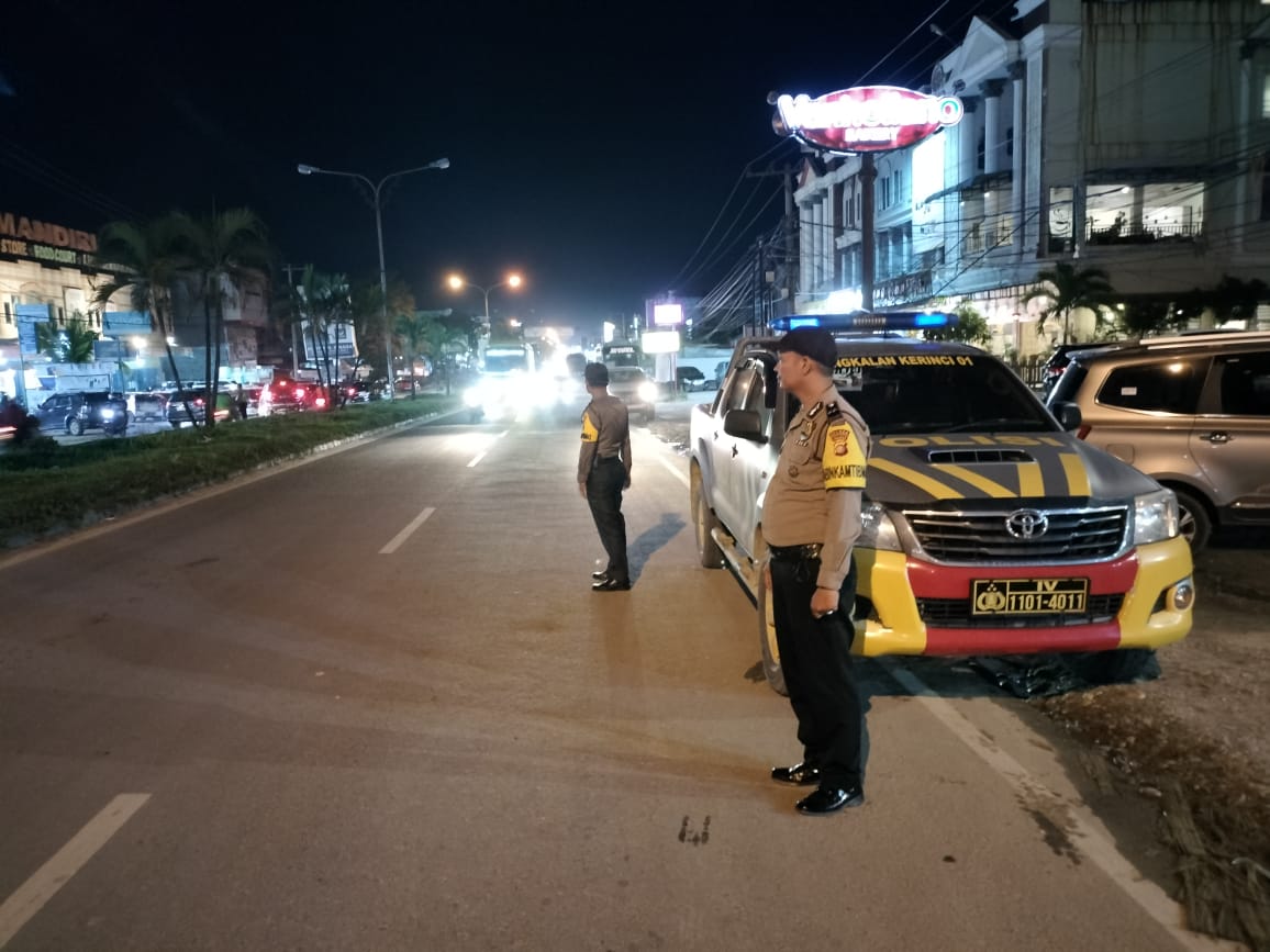 Cegah Kriminal Malam Hari, Polsek Pangkalan Kerinci Lakukan Patroli Blue Light