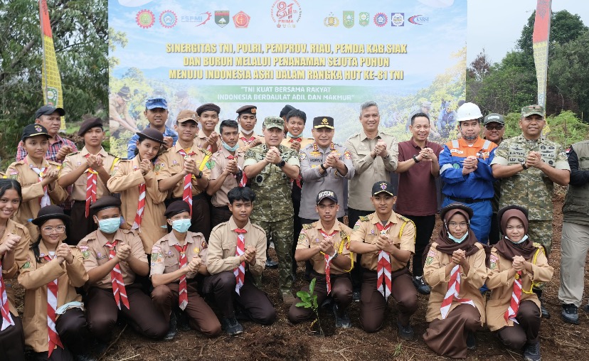 TNI-Polri Bersama Buruh Tanam 20 Ribu Pohon di Siak, Kabaharkam Tekankan Polisi Bersama Masyarakat