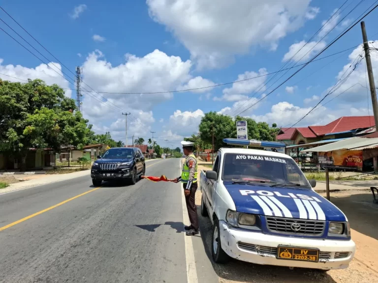 Polisi Patroli di Daerah Rawan Lakalantas di Kecamatan Pangkalan Kuras Pelalawan