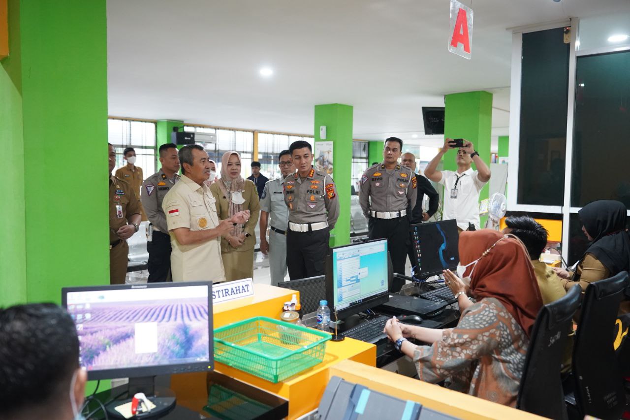 Sidak! Gubernur Riau Cek Kantor Pelayanan Samsat Pekanbaru Kota