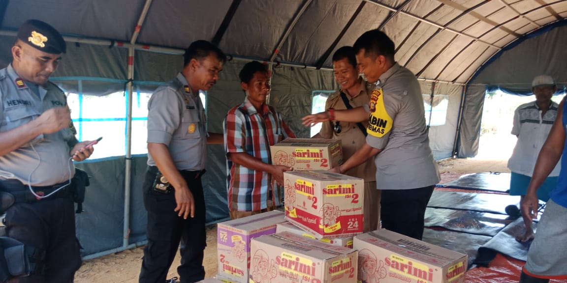 Polres Indragiri Hulu Berikan Bantuan Sembako Kepada Masyarakat Yang Terkena Banjir