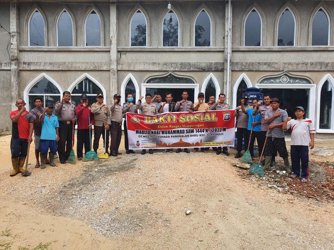 Sambut Maulid Nabi, Personil Polsek Siak Hulu Gotong Royong Bersihkan Masjid