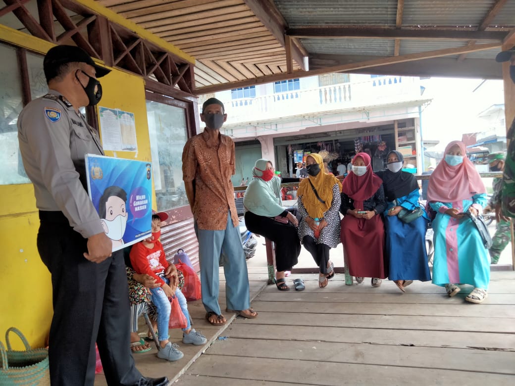 Bhabinkamtibmas Polsek Kuala Kampar dan TNI Gelar Operasi Yustisi di Pelabuhan Penyalai