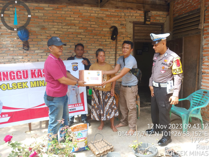 Kegiatan Minggu Kasih, Polsek Minas Sambangi Kediaman Warga Penderita Stroke Ringan Untuk Salurkan Bantuan Sembako