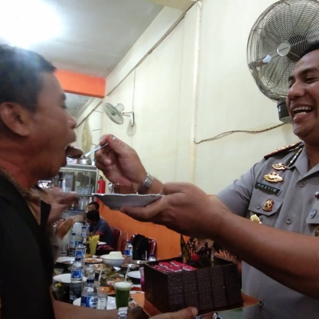 Peringati Hari Pers Nasional Kapolres Rohul Berikan Kue Ulang Tahun Kepada Perwakilan Wartawan