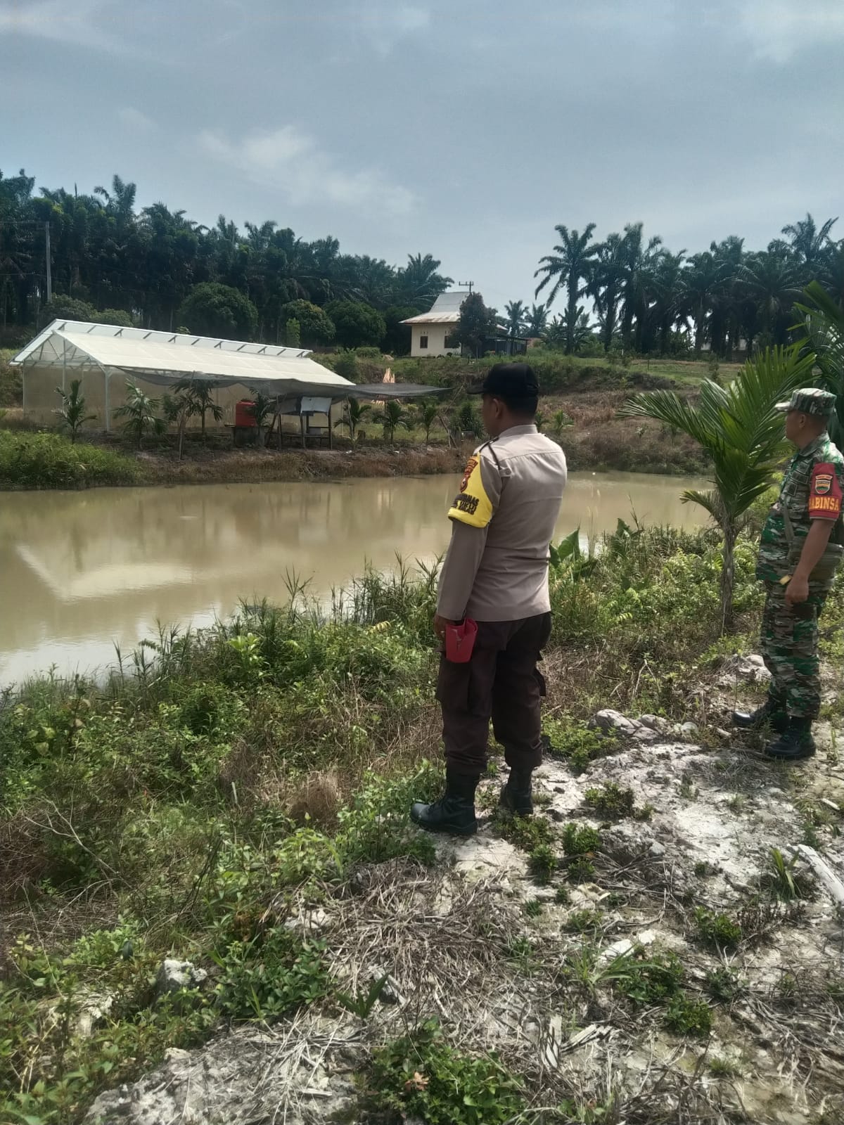 Patroli Sinergitas, TNI-POLRI di Kecamatan Ukui Cek Cadangan Air dan Kondisi Embung