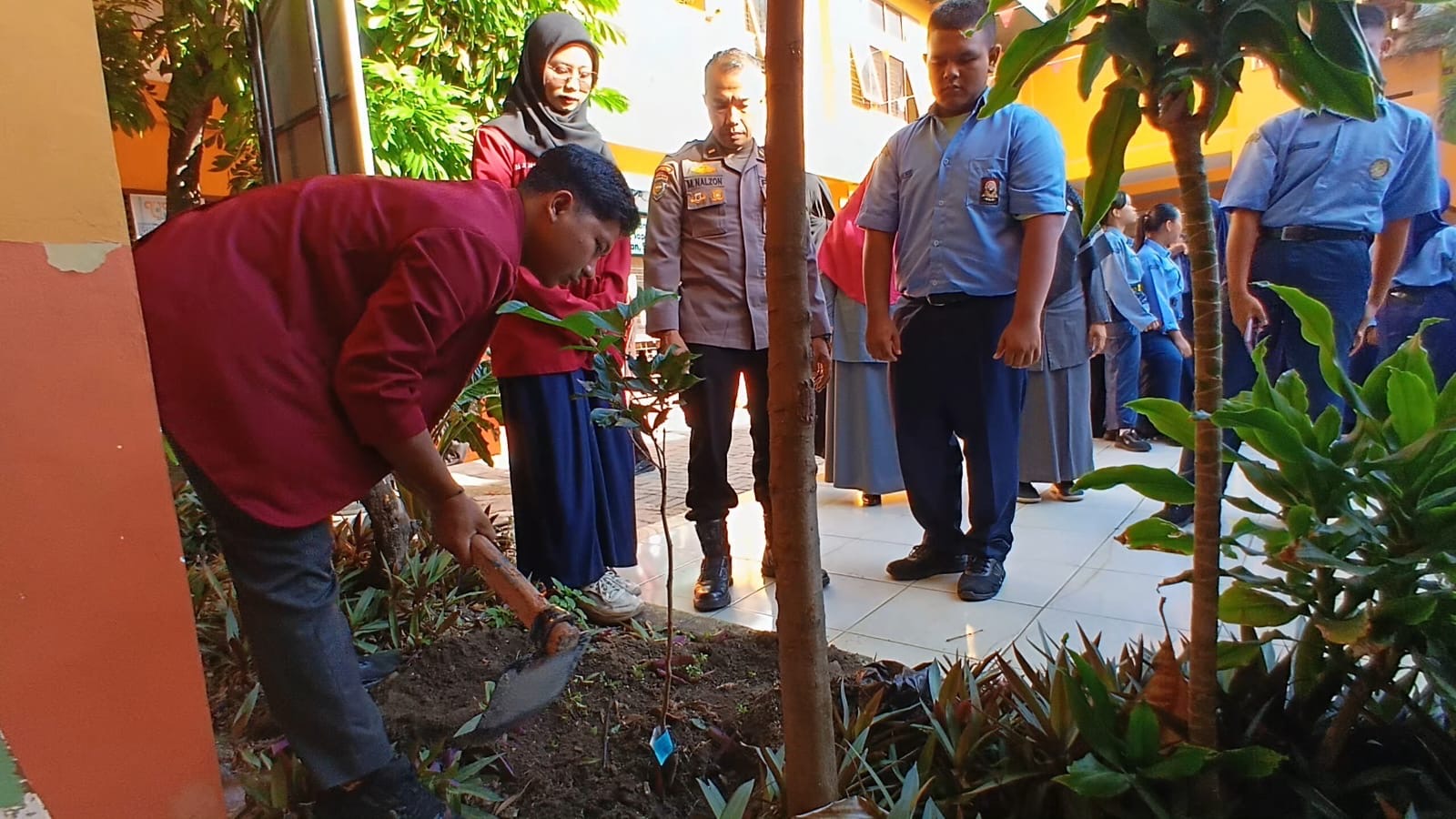 Mahasiswa Cipayung Plus dan Bhabinkamtibmas SMA PGRI Pekanbaru Tanamkan Kesadaran Green Policing pada Pelajar