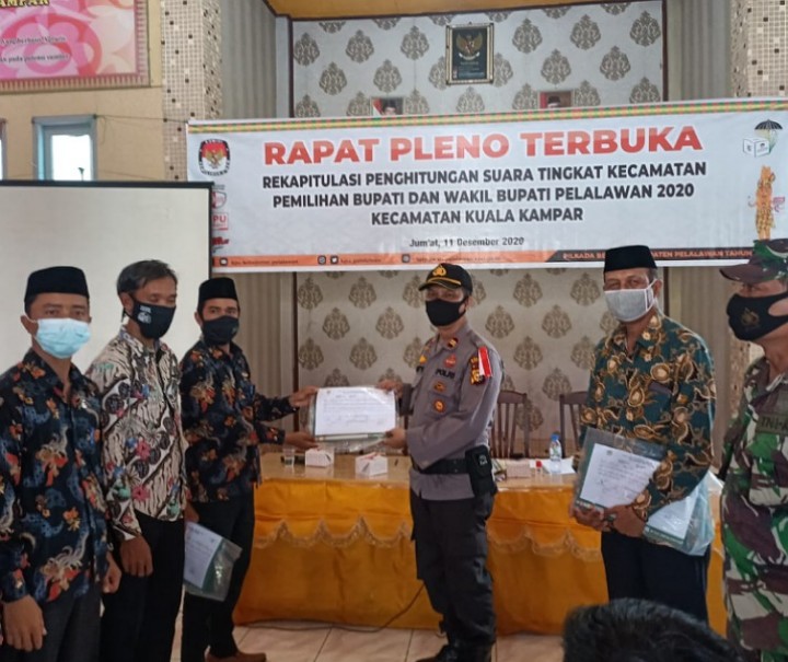 Kapolsek Kuala Kampar Hadiri Penutupan Rapat Pleno Rekapitulasi Suara Suara Pilkada Pelalawan