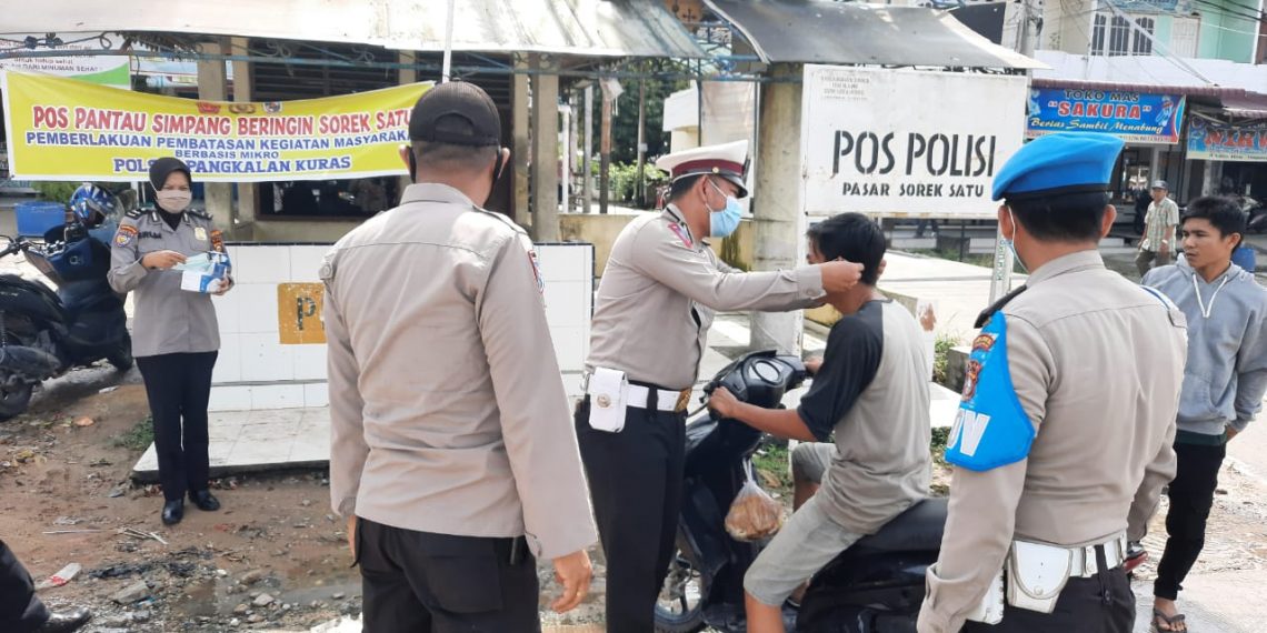 Polsek Pangkalan Kuras Bagikan Masker Kepada Pengguna Jalan