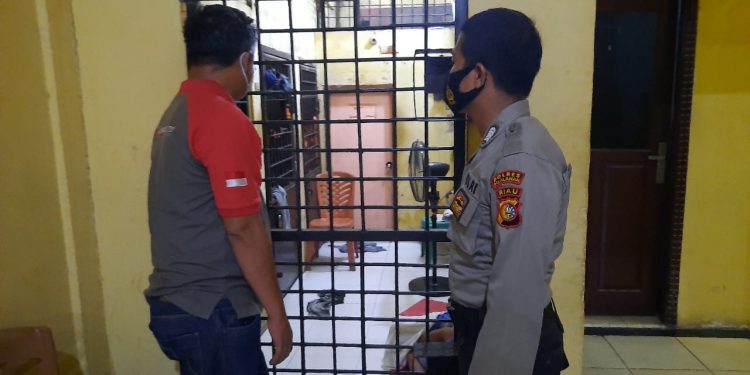 Patroli Jalan Kaki, Personil Polsek Pangkalan Kerinci Pantau Lingkungan Mako