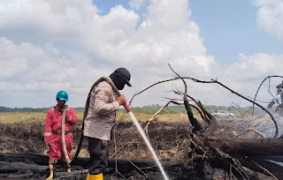 Hari ke 3 Polsek Kerumutan Bersama Tim Gabungan Lakukan Pendinginan Karhutla