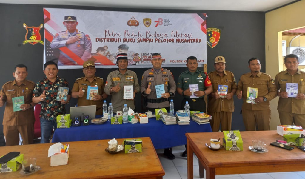 Tingkatkan Gemar Membaca, Kapolsek Kepenuhan Bagikan Buku Untuk Para Kades