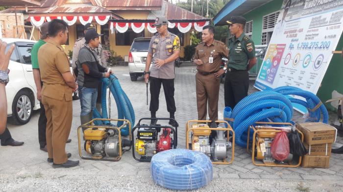 Kapolres Kampar Serahkan 10 Unit Mesin Pompa Air Kepada Pemerintah Desa Rimbo Panjang