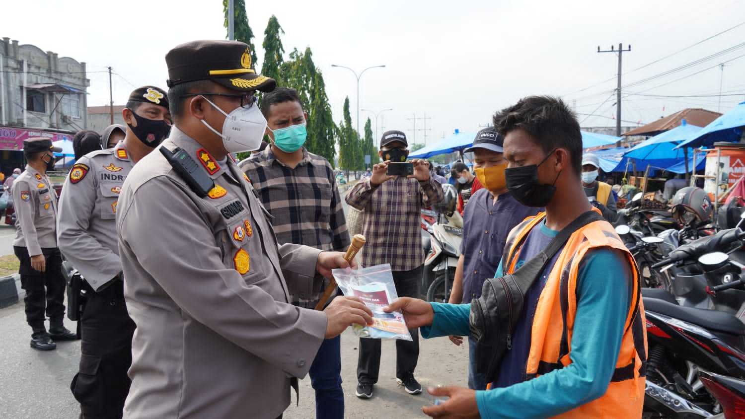 Blusukan di Pasar Pagi Kecamatam Tualang, Kapolres Siak Berikan Hadiah Pada yang Taat Prokes.
