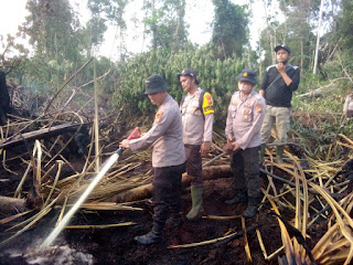 Kapolsek Teluk Meranti Lakukan Pendinginan Karhutlah di Merbau Pelalawan 