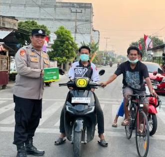 Antisipasi ISPA akibat Asap, Polres Siak dan Jajaran Turun ke Jalan Bagikan Ribuan Masker