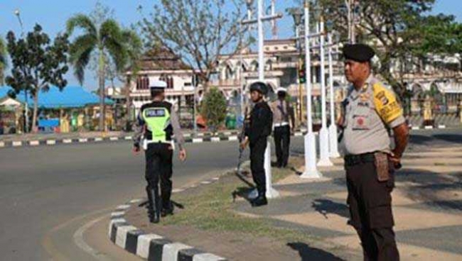 Polres Merauke Dan BKO Brimob Polda Riau Lakukan Pengamanan Jalan Raya