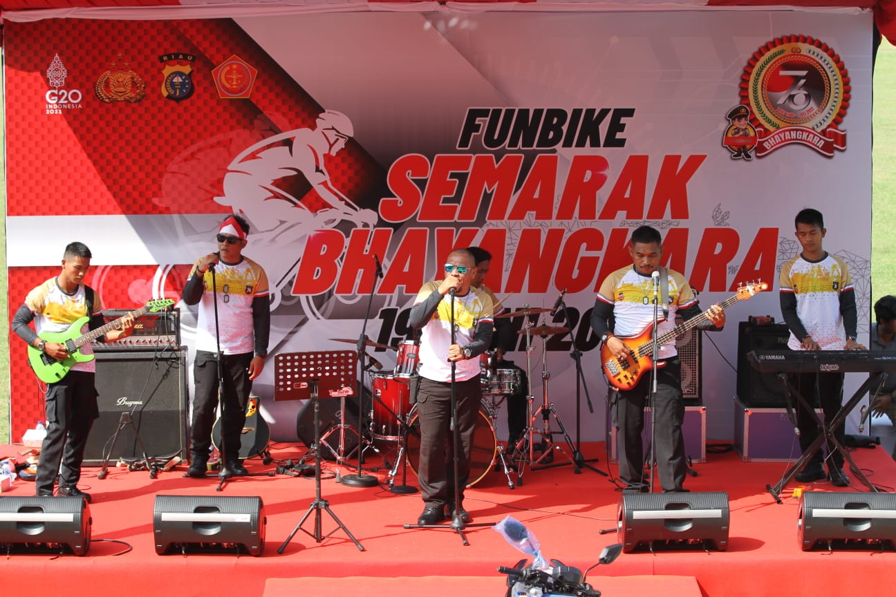 Brigade Band Brimob Polda Riau tampil di Fun Bike puncak perayaan HUT Bhayangkara ke 75