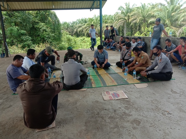 Kapolsek Rambah Hilir Mediasi di Peron Podo Akur Simpang D
