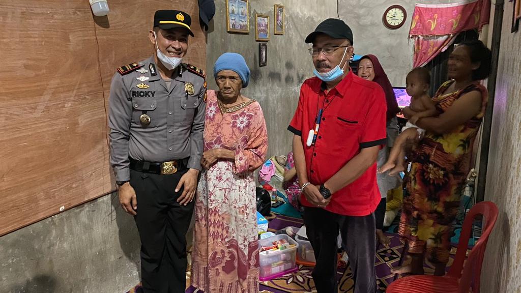 Polsek Tembilahan Hulu Bawa Sembako Saat Silaturahmi ke Rumah Warga