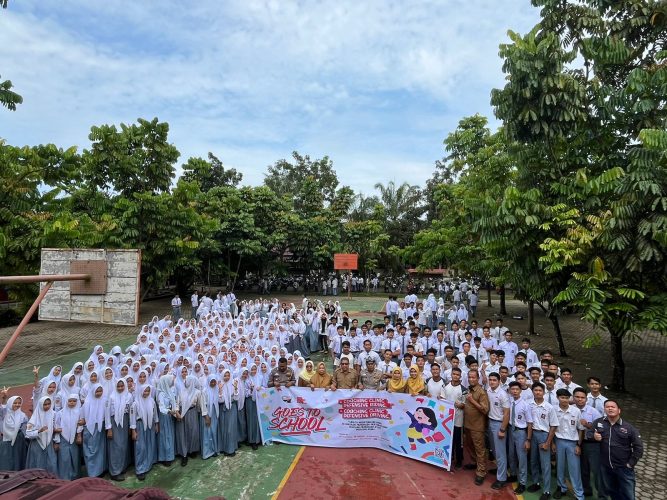 Polres Kuansing dan Indonesia Safety Driving Center (ISDC) Gelar Police Goes To School di SMAN 1 Kuantan Mudik